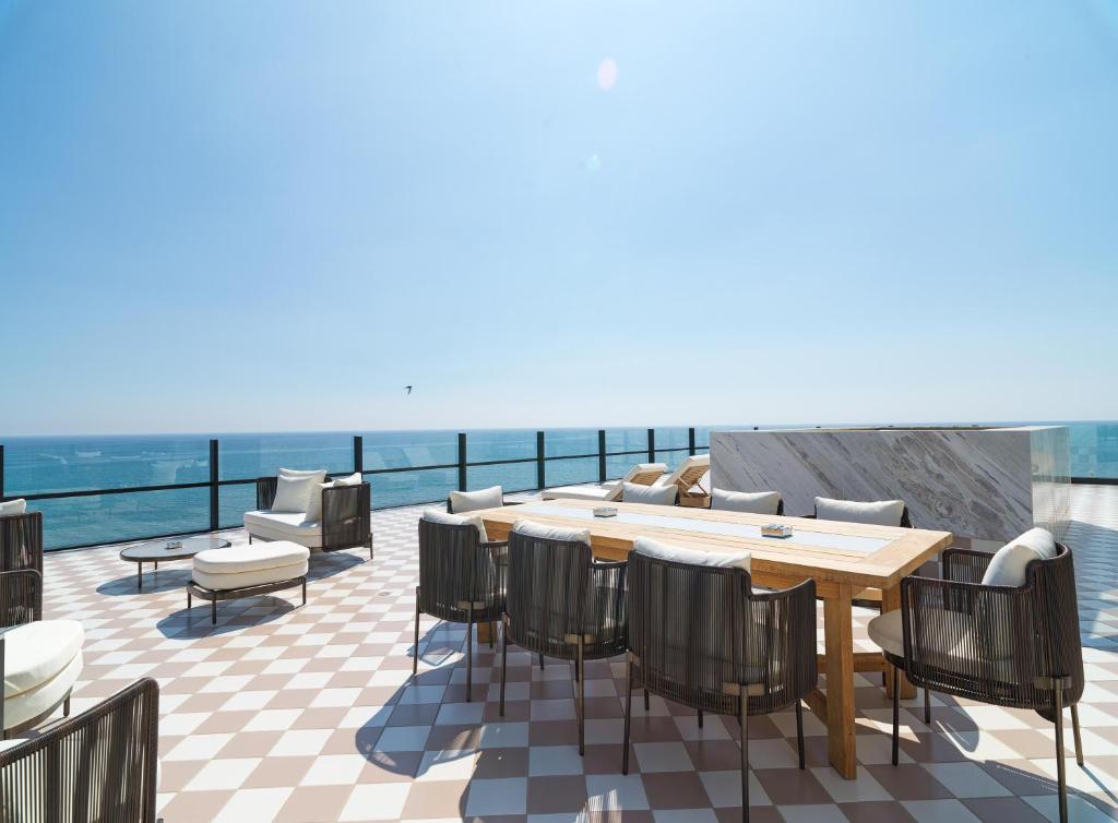 LIV Mackenzie Beach Suites