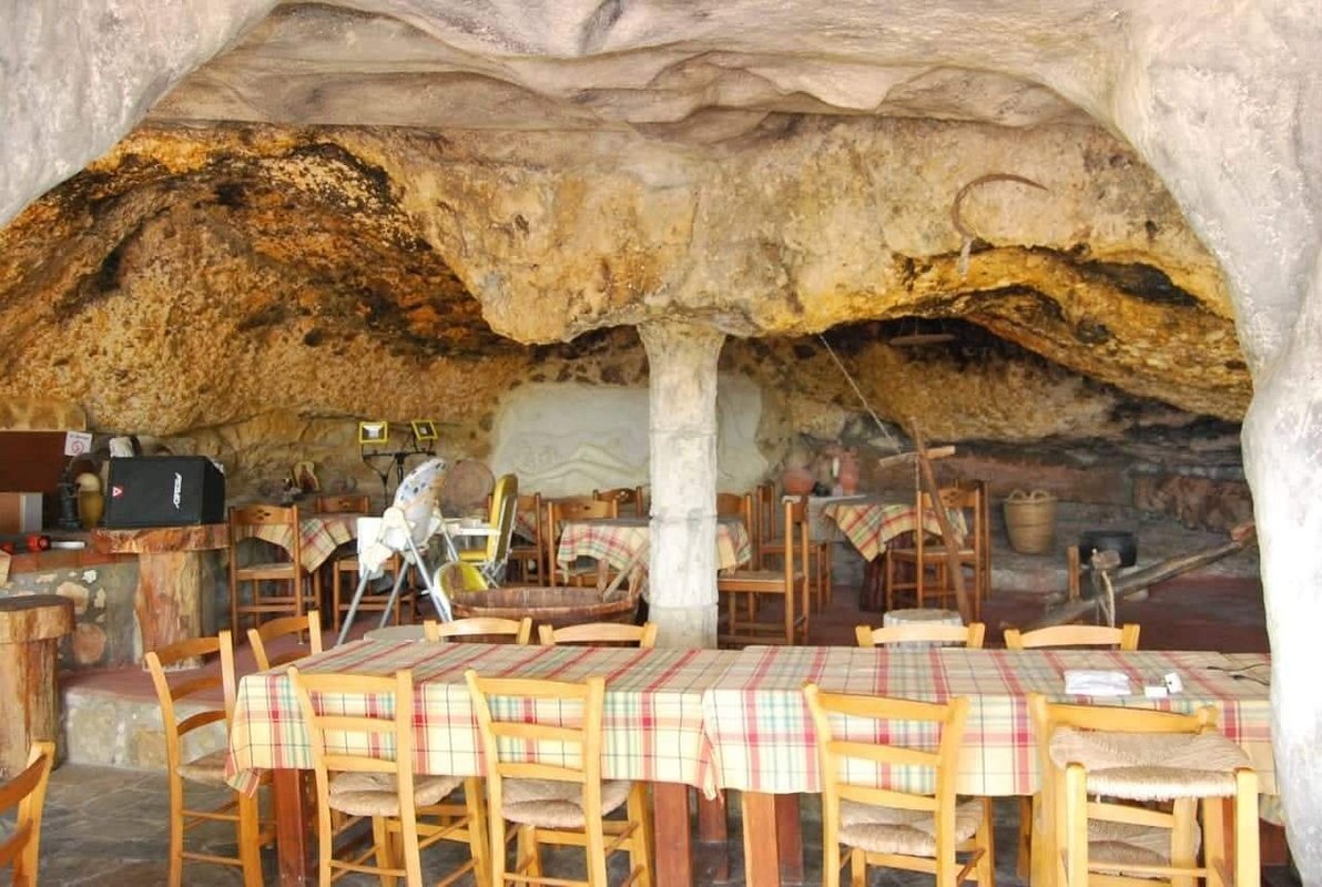 Spilies Tavern Bar - Image 1