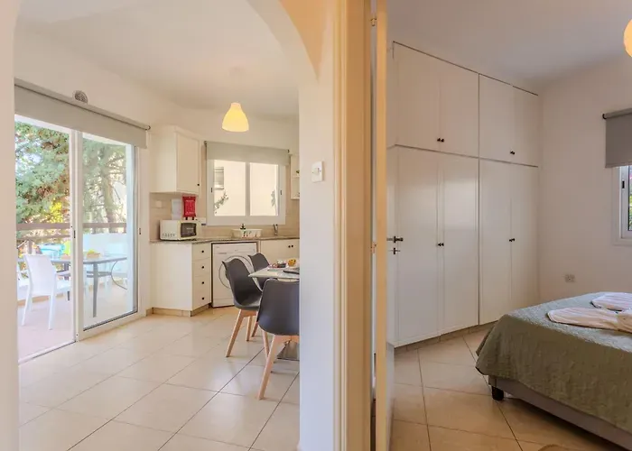 Artemis Cynthia Complex / A. Maos Hotel Apartments (Paphos) - Image 2